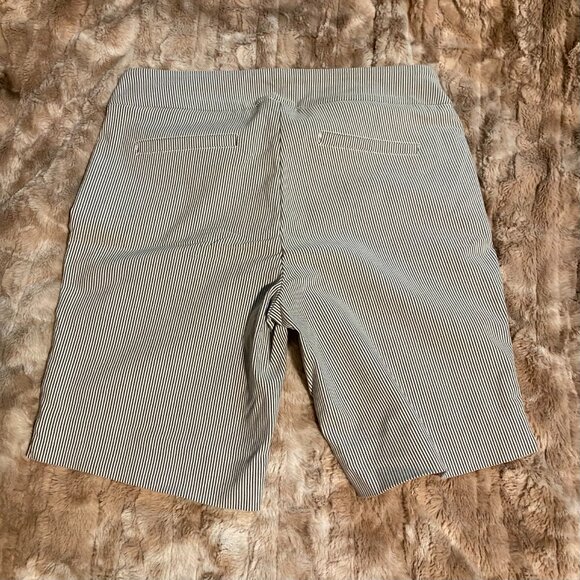Hilary Radley Ladies' Bermuda Pull-On Short Size Medium - Picture 2 of 7